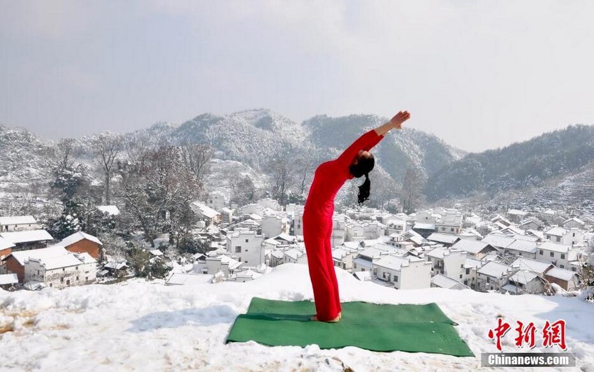 江西婺源遭大雪侵袭 瑜伽达人雪地练习【2】
