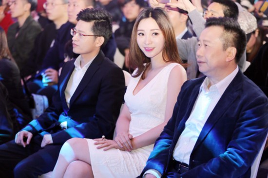 柳岩深v白裙出席发布会1