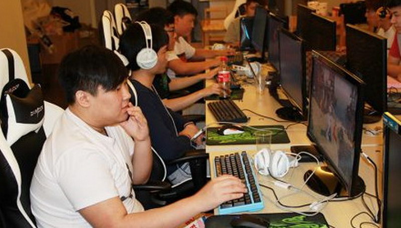 英雄联盟皇族训练基地曝光 奢侈胜北京土豪网吧
