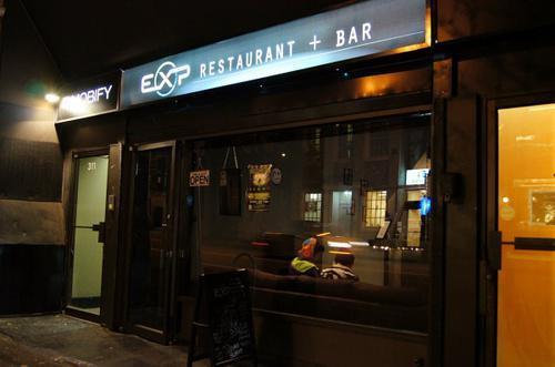 “exp restaurant+bar”是温哥华的一间以电子游戏为主题的酒吧餐厅