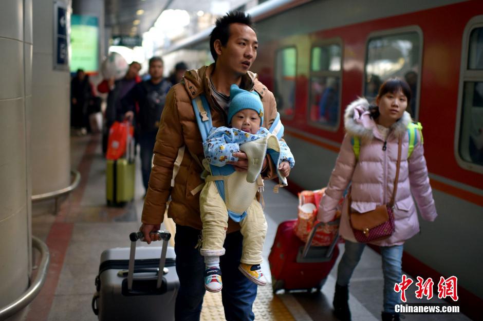 【图刊】春运路上的小候鸟