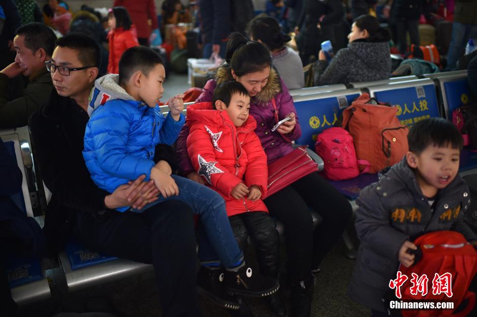 【图刊】春运路上的小候鸟