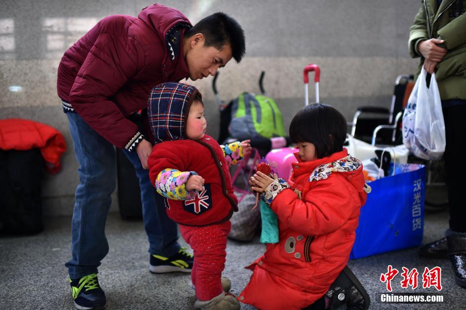 【图刊】春运路上的小候鸟