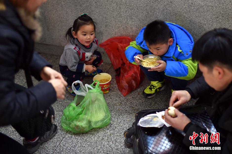 【图刊】春运路上的小候鸟