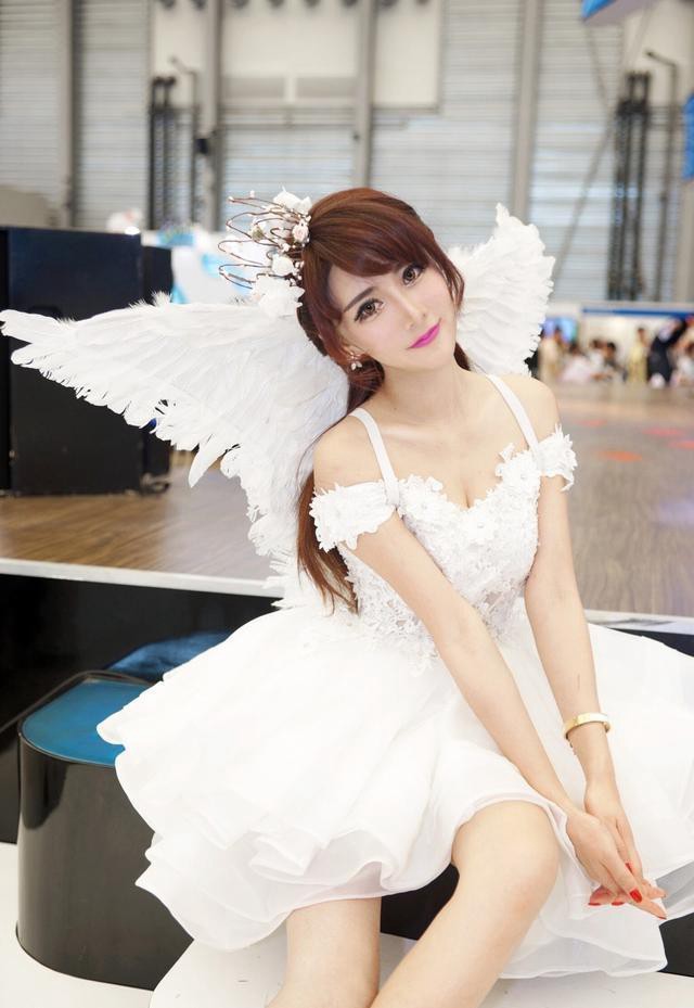 最美嫩模女硕士 肤白貌美惹人疼