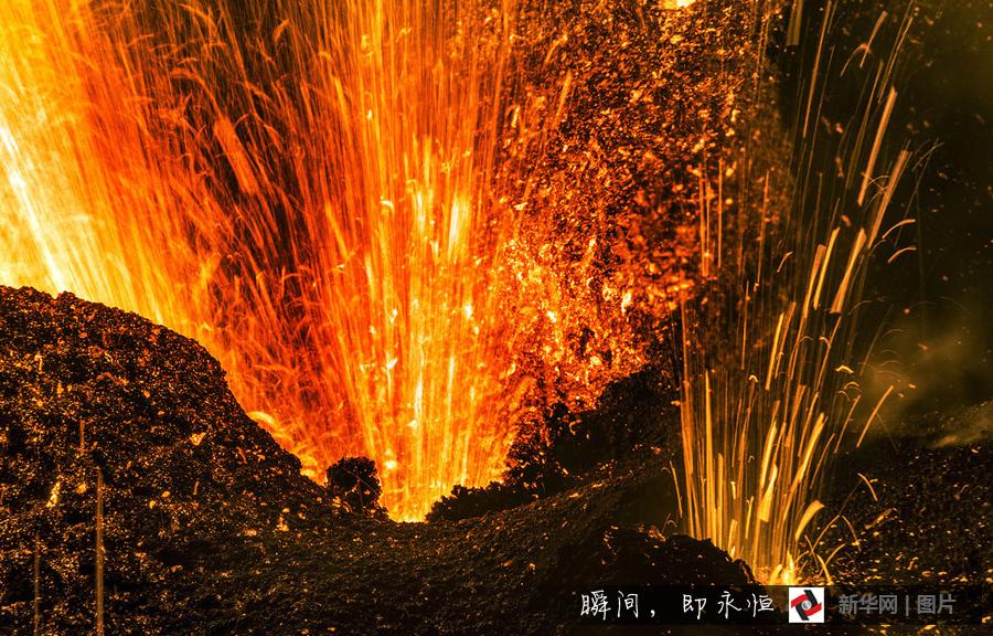 摄影师“地狱门口”拍摄火山喷发 场面壮观