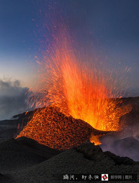 摄影师“地狱门口”拍摄火山喷发 场面壮观