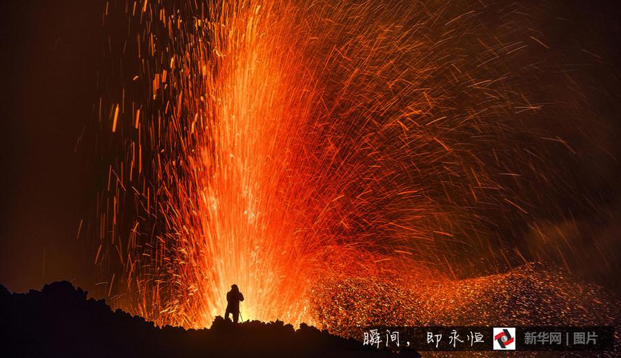 摄影师“地狱门口”拍摄火山喷发 场面壮观