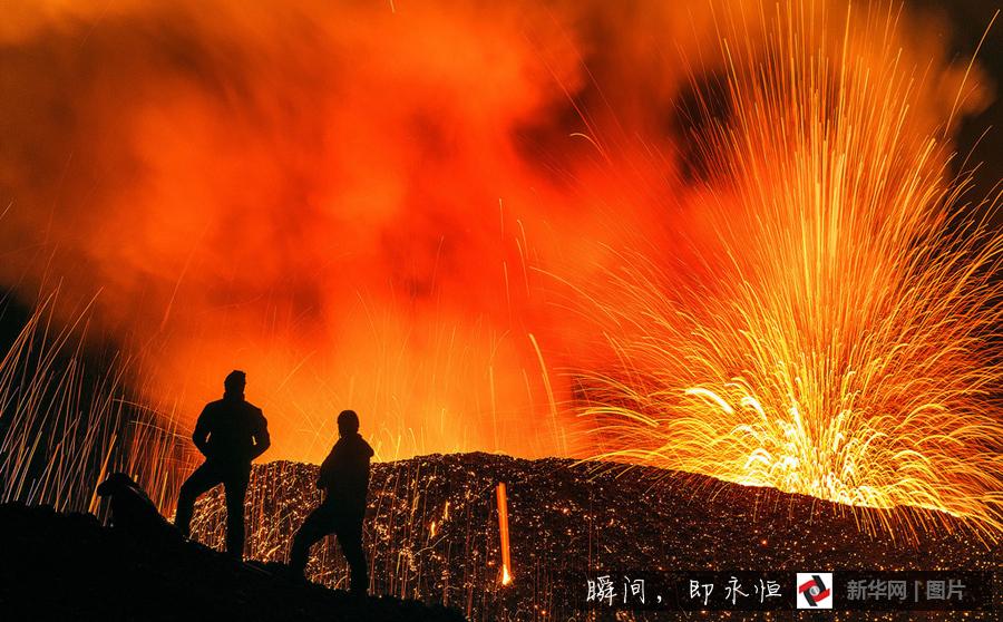 摄影师“地狱门口”拍摄火山喷发 场面壮观