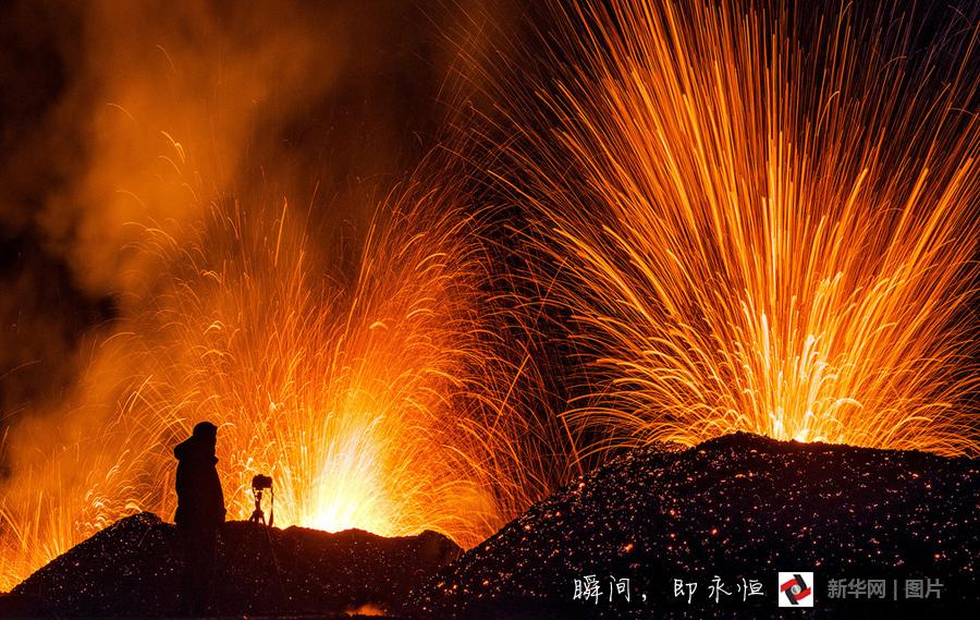 摄影师“地狱门口”拍摄火山喷发 场面壮观