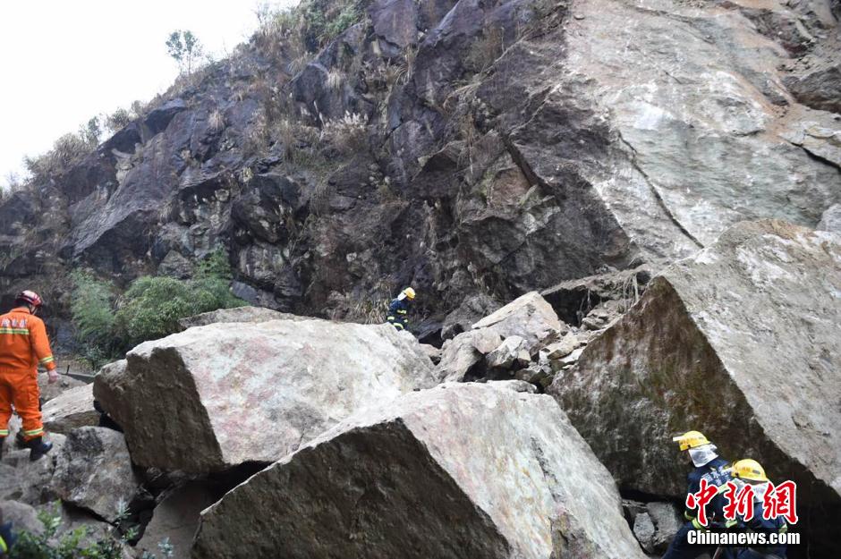 浙江丽水发生山体滑坡 一面包车被埋
