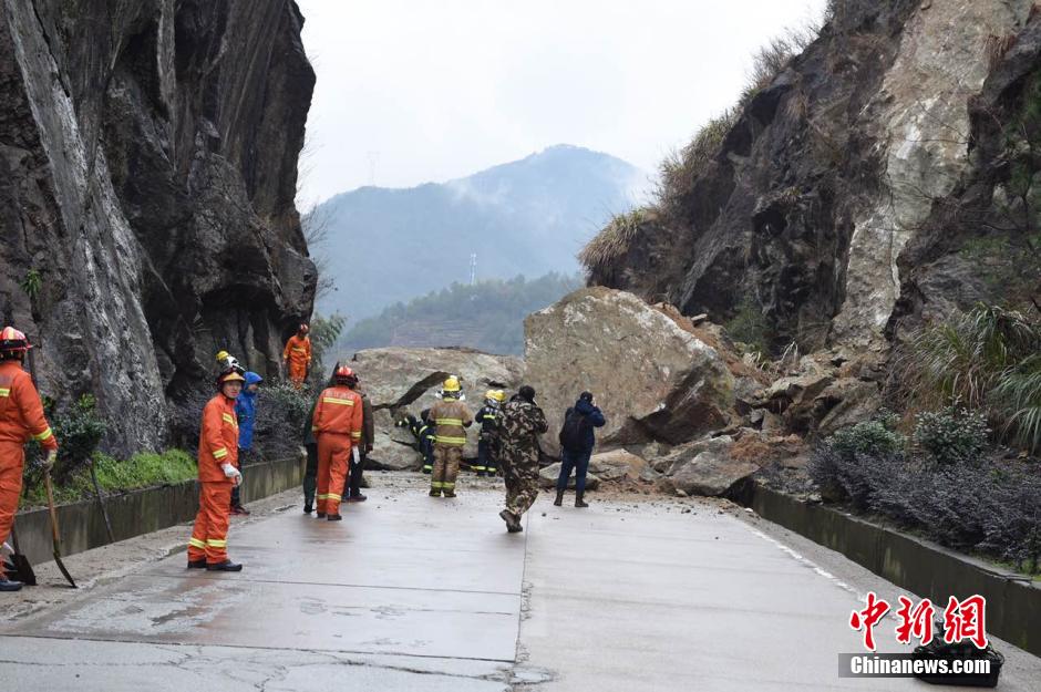 浙江丽水发生山体滑坡 一面包车被埋