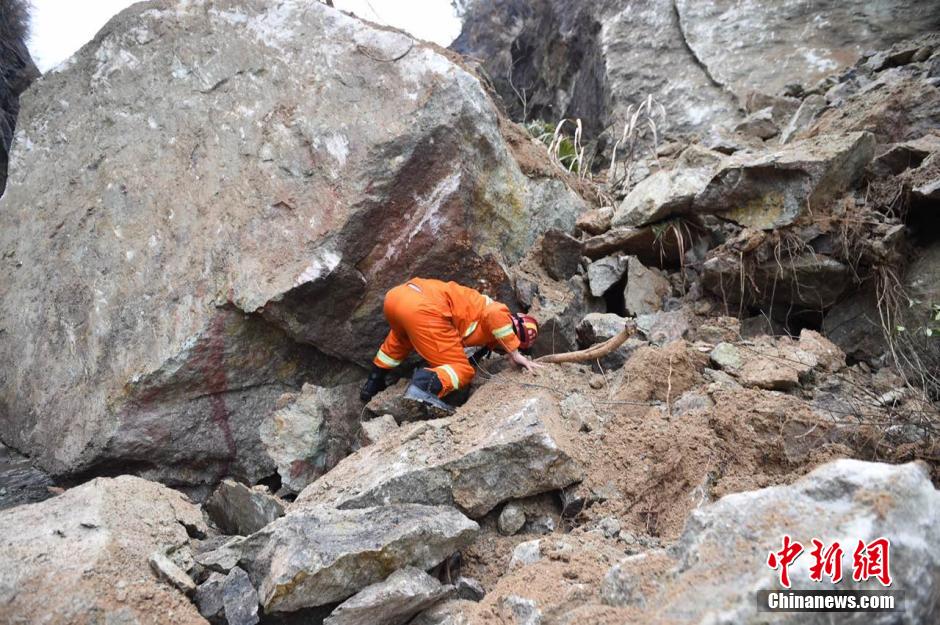 浙江丽水发生山体滑坡 一面包车被埋