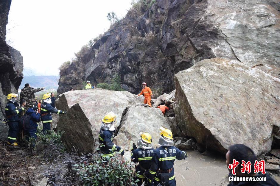 浙江丽水发生山体滑坡 一面包车被埋