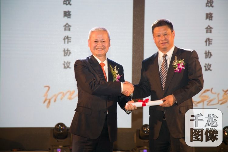 3-2-2签署战略合作协议的照片