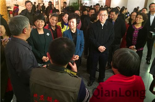全国妇联副主席书记处书记焦扬、北京市副市长王宁听卢和生一家讲述记录体会2