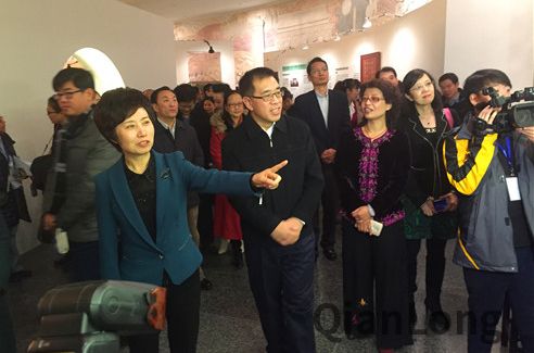 参加活动领导观看主题展览