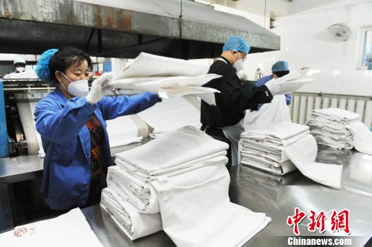 整个过程要经过点单、入锅、洗涤、掏锅、熨烫、叠放入库等一系列程序。　杨艳敏　摄