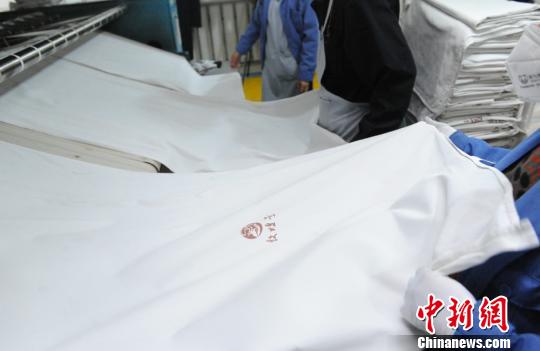 一系列严格的洗涤处理过程保证了被件的卫生、干净和安全。　杨艳敏　摄
