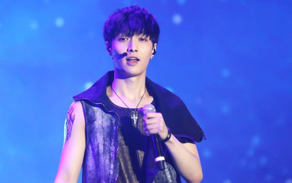 张艺兴拍戏骑摩托车摔伤 医生建议其停工卧床