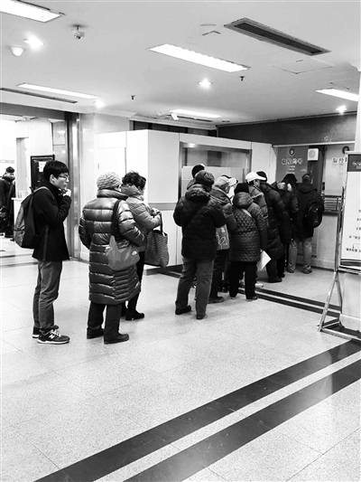 警方突查五医院抓获11名号贩子(图)-千龙网·