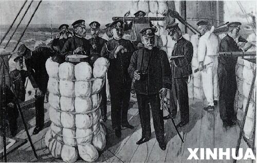 1904年，日本挑起日俄战争，并于第二年获胜，在日本军国主义道路上又迈出了重要一步。这是指挥日本海海战的日本海军联合舰队司令长官东乡平八郎（中）。 新华社发