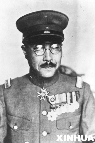 1937年，驻华日军悍然发动“七·七事变”（又称“卢沟桥事变”），日本开始全面侵华，抗日战争爆发；1938年，武汉会战结束，中国抗日战争开始进入战略相持阶段；1941年12月8日，日军袭击珍珠港，太平洋战争爆发，美、英随即对日宣战；1943年，德、意、日法西斯轴心解体；1945年，日本投降，中国抗日战争暨世界反法西斯战争胜利结束。这是日本头号战犯东条英机的资料照片。他在东京审判中以犯有发动战争、侵略别国等罪行被判处死刑，于1948年12月22日被执行绞刑。 新华社发