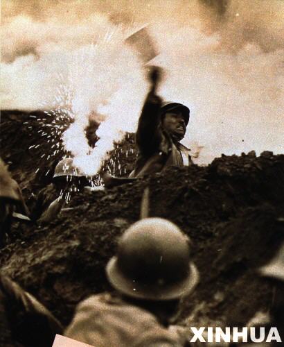1937年，驻华日军悍然发动“七·七事变”（又称“卢沟桥事变”），日本开始全面侵华，抗日战争爆发；1938年，武汉会战结束，中国抗日战争开始进入战略相持阶段；1941年12月8日，日军袭击珍珠港，太平洋战争爆发，美、英随即对日宣战；1943年，德、意、日法西斯轴心解体；1945年，日本投降，中国抗日战争暨世界反法西斯战争胜利结束。这是1937年，日本士兵在上海苏州河畔的壕沟战中。 新华社发