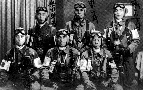 1937年，驻华日军悍然发动“七·七事变”（又称“卢沟桥事变”），日本开始全面侵华，抗日战争爆发；1938年，武汉会战结束，中国抗日战争开始进入战略相持阶段；1941年12月8日，日军袭击珍珠港，太平洋战争爆发，美、英随即对日宣战；1943年，德、意、日法西斯轴心解体；1945年，日本投降，中国抗日战争暨世界反法西斯战争胜利结束。这是日本神风队队员的资料照片。 新华社发