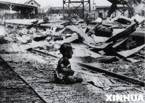 二战的硝烟已经散尽，然而直至今天，日本国内有一小撮人公然篡改历史，试图为军国主义招魂，这不能不引起世人的警惕。 这是日本在第二次世界大战期间轰炸上海南站，被炸伤的婴儿在嚎啕大哭。 新华社发