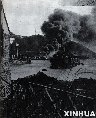 1904年，日本挑起日俄战争，并于第二年获胜，在日本军国主义道路上又迈出了重要一步。这是1904年12月6日，在中国旅顺港中弹的俄国军舰。 新华社发