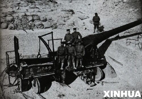 1914年8月23日，日军对德宣战，几天后封锁了德国在远东的据点――中国山东半岛胶州湾。日本陆军于9月2日从山东龙口登陆，直捣青岛，并于11月7日攻占青岛。这是1914年11月7日，日军占领德军在青岛的要塞。 新华社发