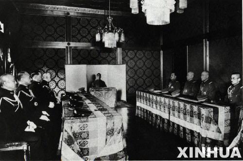 1937年，驻华日军悍然发动“七·七事变”（又称“卢沟桥事变”），日本开始全面侵华，抗日战争爆发；1938年，武汉会战结束，中国抗日战争开始进入战略相持阶段；1941年12月8日，日军袭击珍珠港，太平洋战争爆发，美、英随即对日宣战；1943年，德、意、日法西斯轴心解体；1945年，日本投降，中国抗日战争暨世界反法西斯战争胜利结束。这是1938年1月11日，日本裕仁天皇出席御前会议。 新华社发