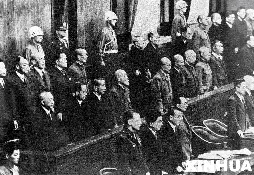 1937年，驻华日军悍然发动“七·七事变”（又称“卢沟桥事变”），日本开始全面侵华，抗日战争爆发；1938年，武汉会战结束，中国抗日战争开始进入战略相持阶段；1941年12月8日，日军袭击珍珠港，太平洋战争爆发，美、英随即对日宣战；1943年，德、意、日法西斯轴心解体；1945年，日本投降，中国抗日战争暨世界反法西斯战争胜利结束。这是1946年5月3日，远东国际军事法庭开始对第二次世界大战中的日本首要战犯进行审判。这次审判在东京进行，所以又称“东京审判”。审判共开庭818次，判决书长达1213页。东条英机等7人被判处绞刑。由于美国的包庇，日本政府和许多重要战犯的责任被减轻，天皇的责任则根本未被追究。新华社发