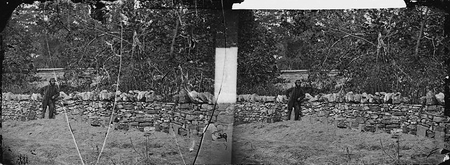 150年前的照片：一名士兵站在这座桥附近联邦政府军牺牲战士的墓地旁。