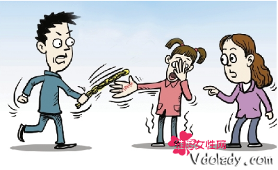 父母体罚孩子全裸淋雨半小时 邻居担心姐弟被冻坏报警