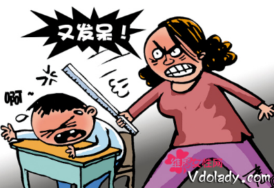 父母体罚孩子全裸淋雨半小时 邻居担心姐弟被冻坏报警