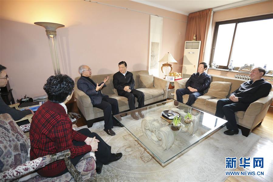 这是1月30日，刘云山看望著名油画家靳尚谊。新华社记者丁林摄