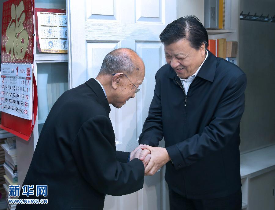这是1月30日，刘云山看望著名科学社会主义研究专家江流。新华社记者庞兴雷摄