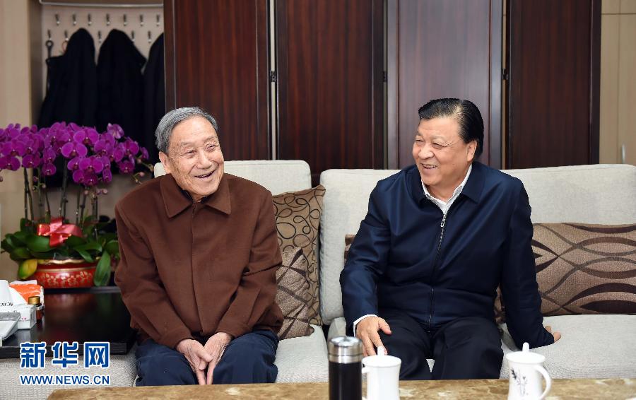 这是2月1日，刘云山看望著名诗人贺敬之。新华社记者张铎摄