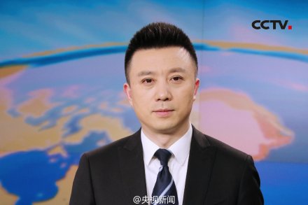 人民网2月2日电 据“@央视新闻”，央视新闻主播迎来一位“新面孔”，曾在四川人民广播电台、上海卫视、东方卫视任新闻主播的潘涛加盟央视，并于昨晚首次亮相《晚间新闻》主播台。26年的新闻主播生涯中，观众对潘涛的评价是“德艺双馨”，他则自我评价“持重”。潘涛表示，加入央视是“忠于初心”。他说，以往的平台和现在的平台，一个是土壤，一个是阳光，意义同样重要。