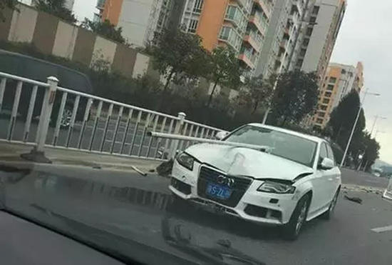 东莞一行驶中高档轿车被