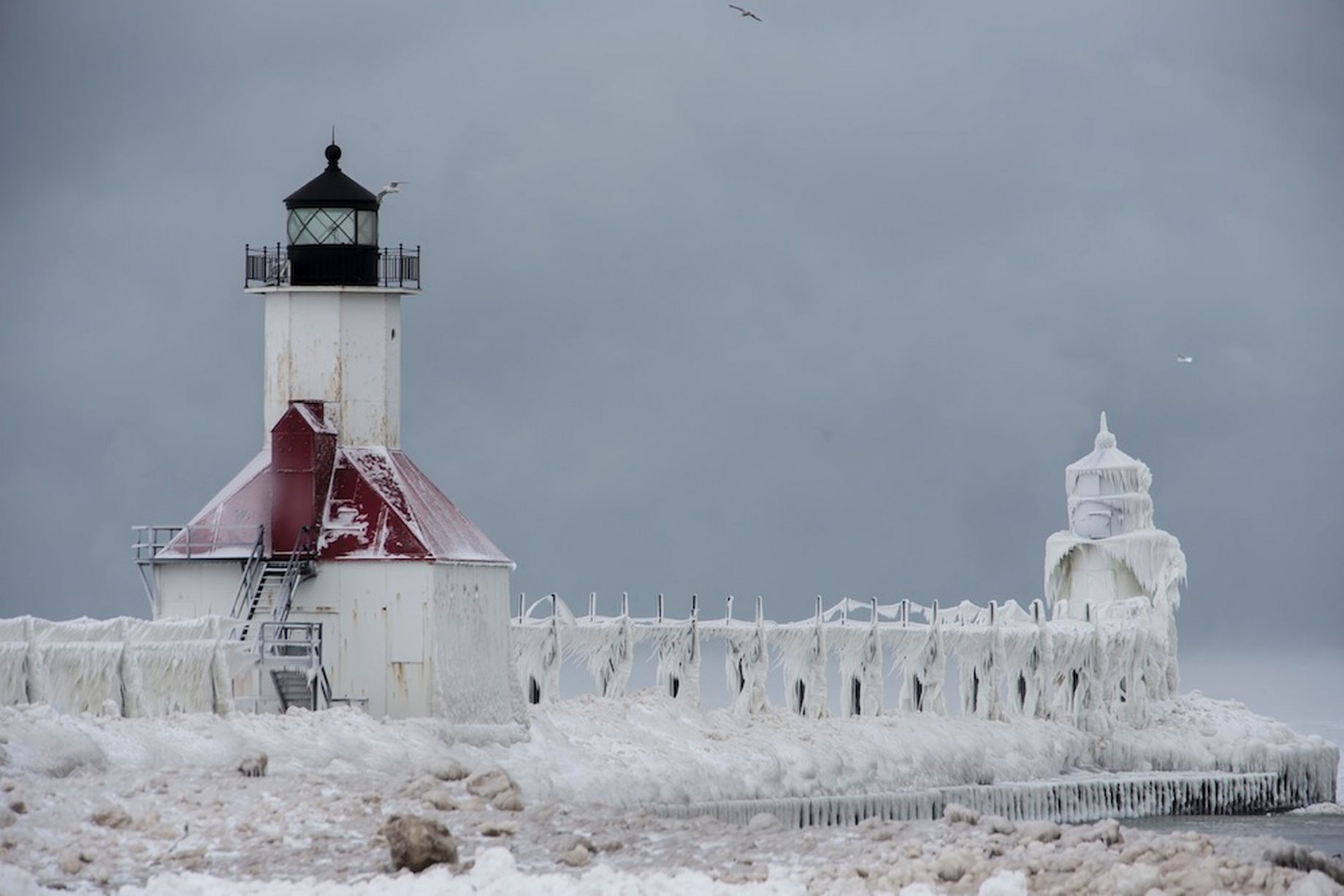 美呆了!美海港城市因暴风雪幻化成冬日仙境(1
