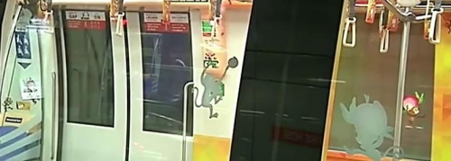 新加坡地铁“灵猴献桃”乘客站“财位”获好运（图）