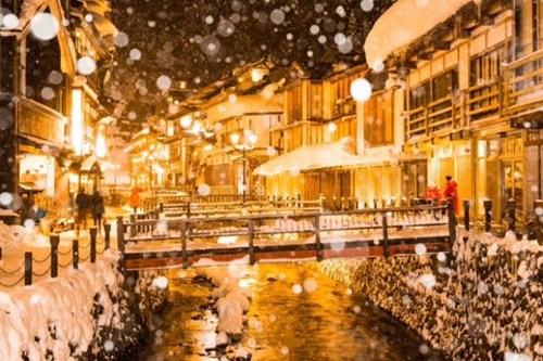 冬夜里的温泉：雪花与光影相交融温馨唯美（图）