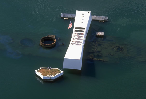 美国亚利桑那号战舰纪念馆鸟瞰图：纪念馆建于沉没的亚利桑那号战舰的残骸之上。船体的大量残骸和汽油仍会缓慢渗入水中。