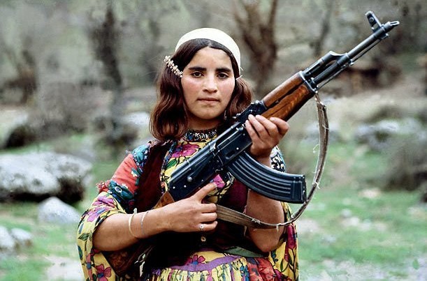 1979年，伊拉克北部库尔德女孩手持AK47