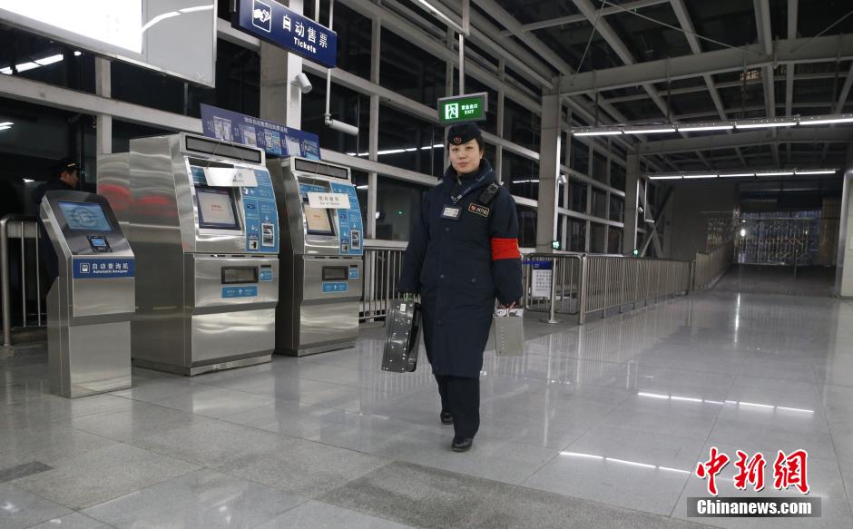 春运前夕北京地铁西红门站职工的一天