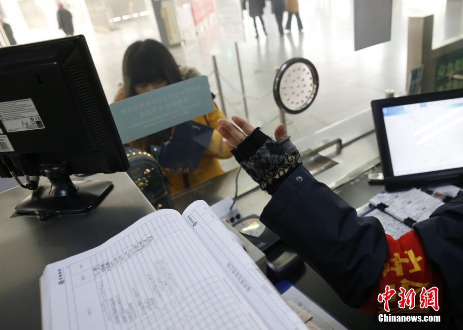 春运前夕北京地铁西红门站职工的一天