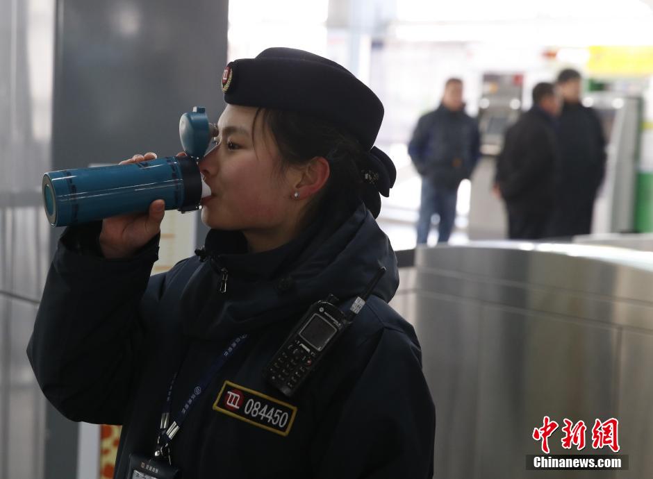 春运前夕北京地铁西红门站职工的一天